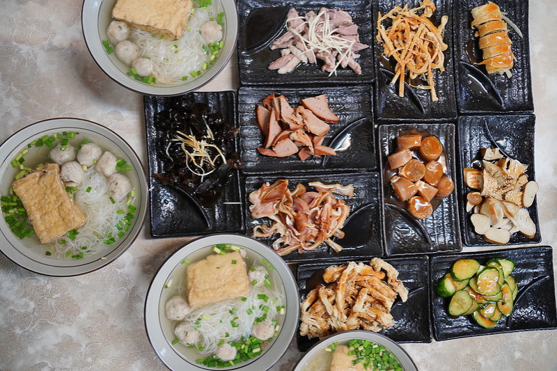 【台灣，宜蘭，員山】宜蘭人的早午餐吃什麼？魚丸米粉湯配公仔，呂家傳統魚丸米粉。（宛如小型玩具博物館的米粉湯店）