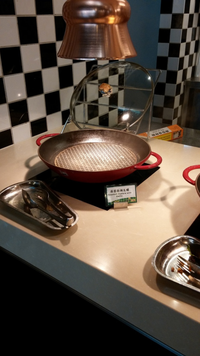 【食記】台北凱撒大飯店CHECKERS 自助餐廳 澎湖海鮮祭，食材退步，補菜龜速。壽星優惠。