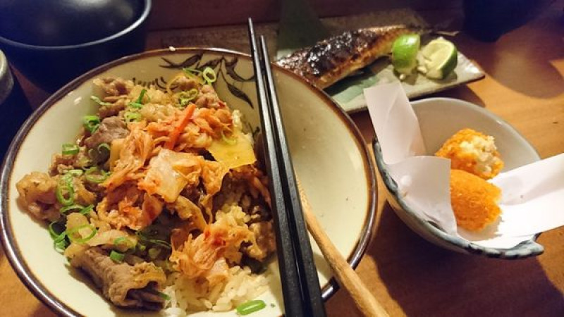 【台中】熱鬧的逢甲商圈裡，隱藏在巷內的平價日式美食