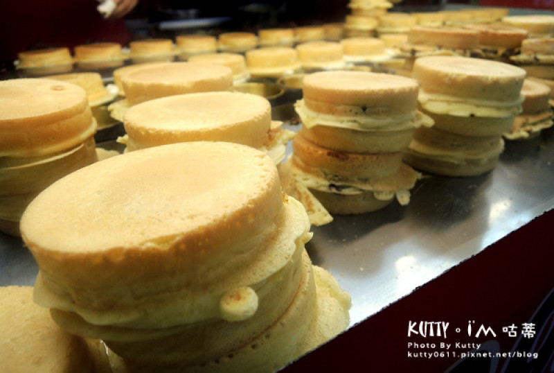 小點心│大遠百旁的「萬丹爆漿紅豆餅」，熱呼呼的雙料～(西門店)