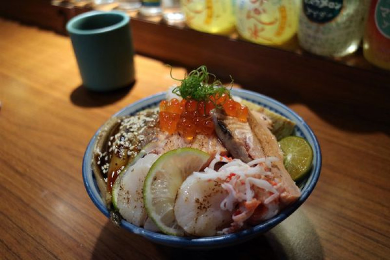 高雄楠梓區=<食>森川丼丼~現點現做的特色小店＊滿滿的海鮮丼、牛排丼讓你食指大動＊學生族群的愛=