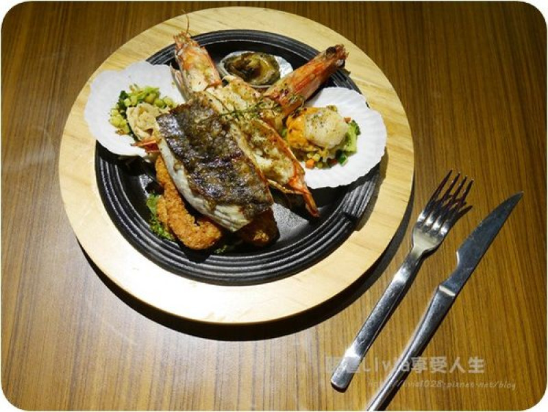 美食。餐廳│ 新北板橋區 府中捷運站 藝廊景觀酒食館Sky Gallery 俯瞰板橋夜景 情侶約會好去處   ❤跟著Livia享受人生❤