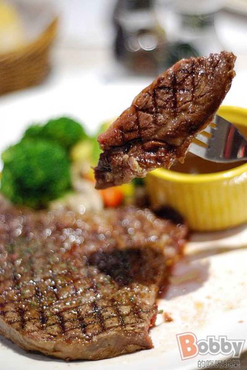 【新竹美食】吉仁牛排.新竹牛排推薦.pub.北門街喝酒聊天的最佳首選