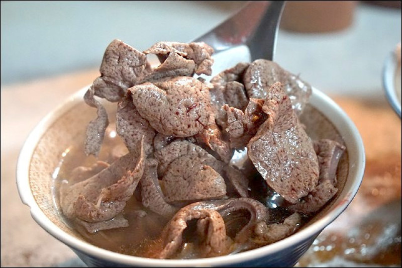 《台南觀光客排隊美食》六千牛肉湯~天黑排到天亮的台南在地早餐．開店三小時完售！