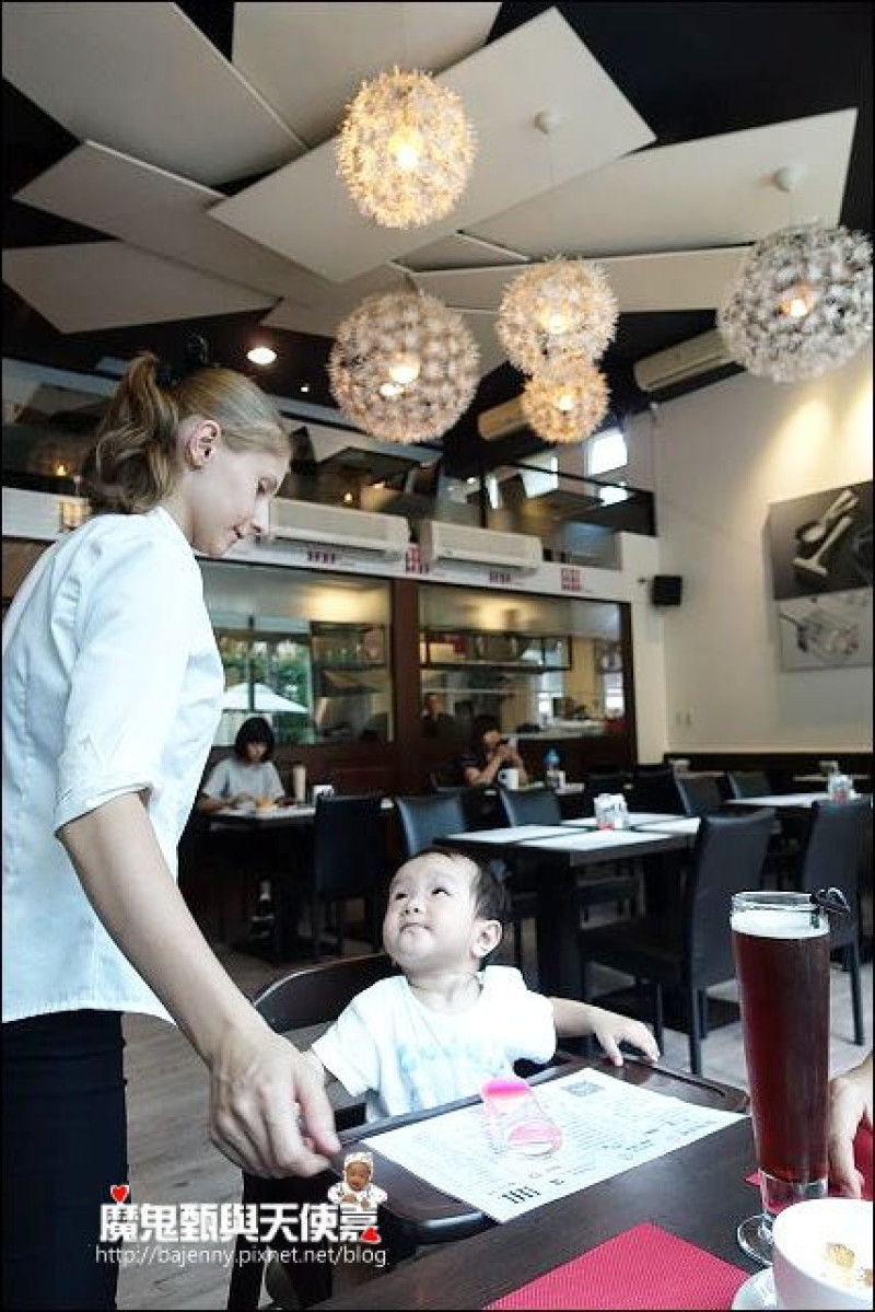 《小姑食記/捷運板南線/新埔站美食》有俄羅斯美女幫你上菜的板橋早午餐～幸福這裡Happiness Here