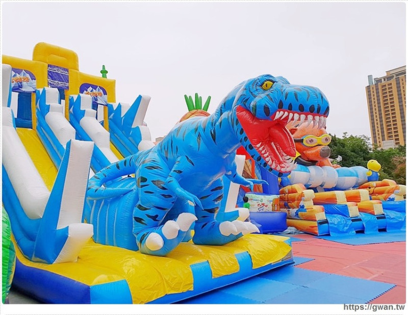 台中恐龍主題氣墊樂園，為期一個月，平日不限時，快帶小朋友來放電吧 ～