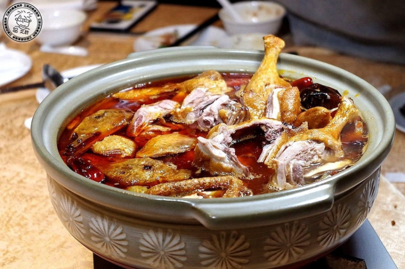 [鍋物．川菜．泡湯．IG打卡]北投大地酒店除了一樓文青圖書館可拍照打卡外還有好吃川菜及鍋物．飯店房間相當舒適寬敞．奇岩一號 x 大地酒店