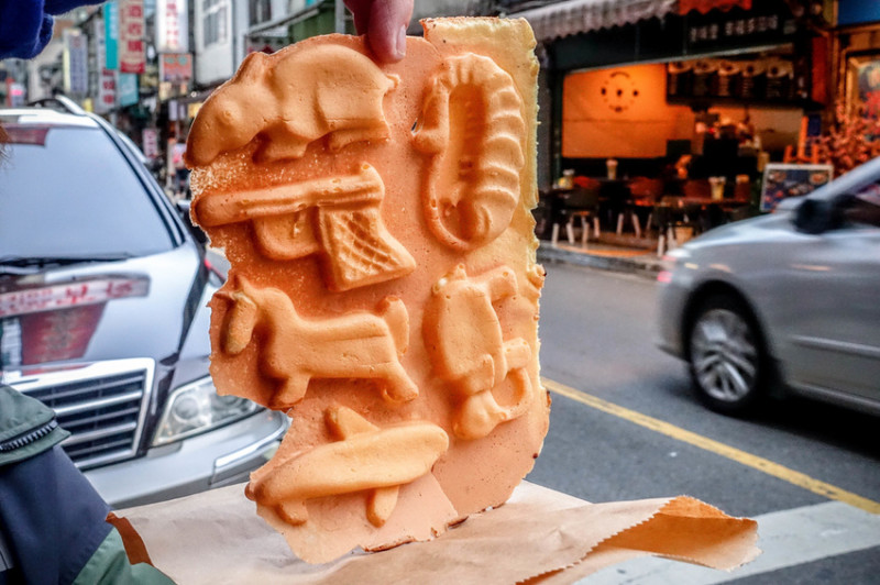 281雞蛋糕X魔王 台北信義區 吳興街巷口好像連體嬰般的古早味雞蛋糕 是小時候常吃的動物手槍造型耶 近台北醫學大學 內文有店家資訊