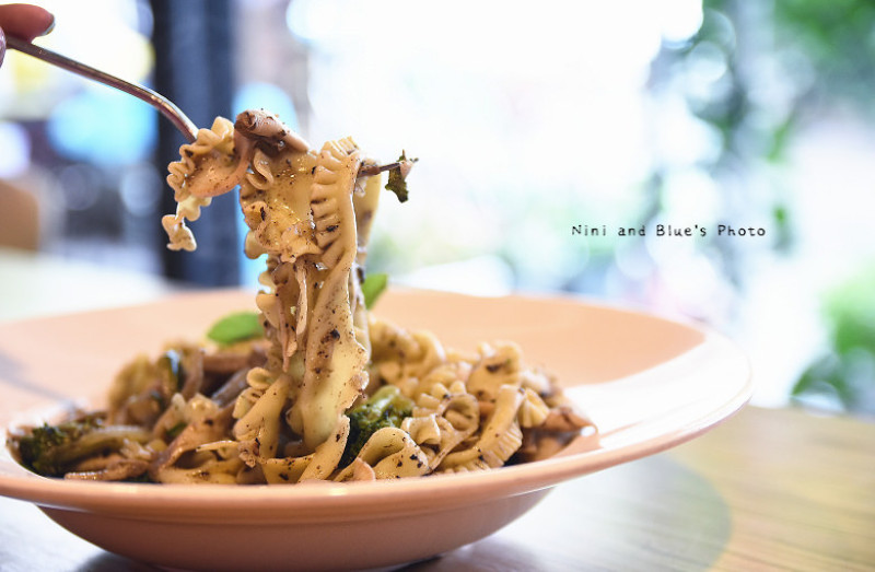 米蘭街義式小館，獨家手工八種麵條，許多餐點可做全素料理，寵物友善餐廳