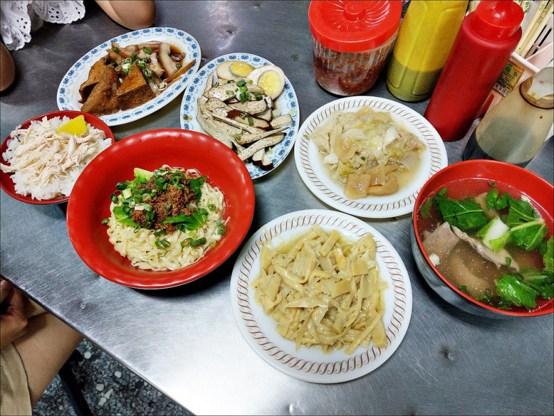 [台中] 永盛雞肉飯 永興街美食小吃 一到晚上用餐時間超多人外帶內用的