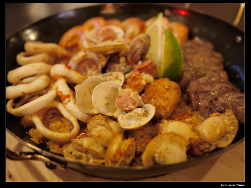 [Our Bistro小聚食堂] 美式舊工業風格裝潢搭配豪邁大份的分享料理~