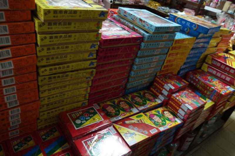 德龍糖果.玩具.抽抽樂批發商行 春節必備 古早小物一應俱全~