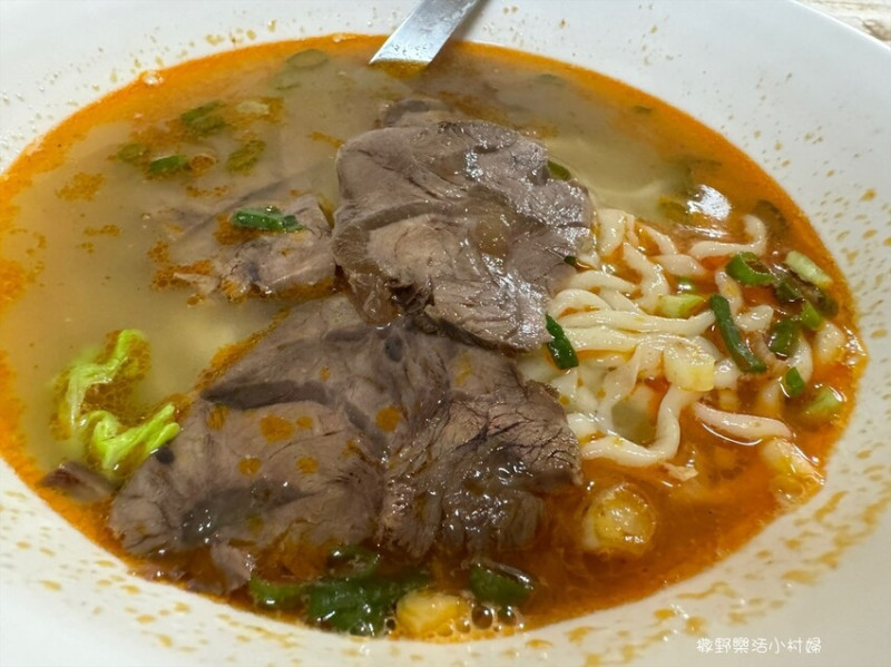 一間藏很深的巷弄美食【九寨溝牛肉麵】無招牌人氣旺，麻辣口味特別香｜豐原美食