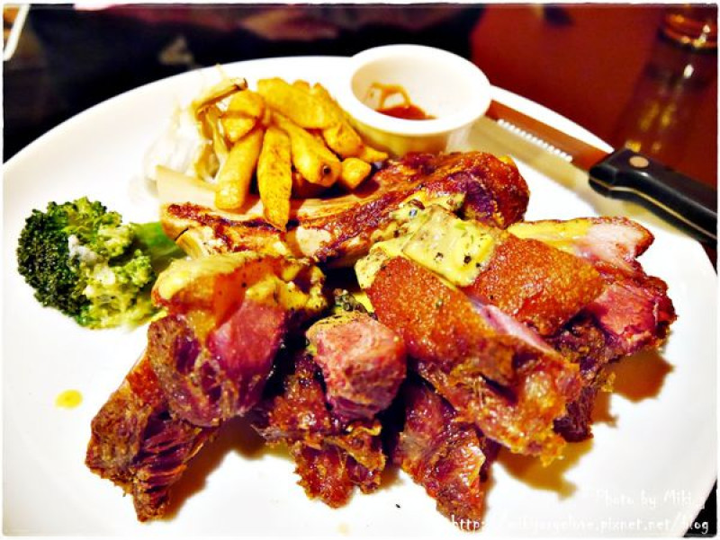 ♥♥♥『台中。食』寵物友善餐廳，有可愛的柴犬服務生唷！【南屯。瑪莉小館】