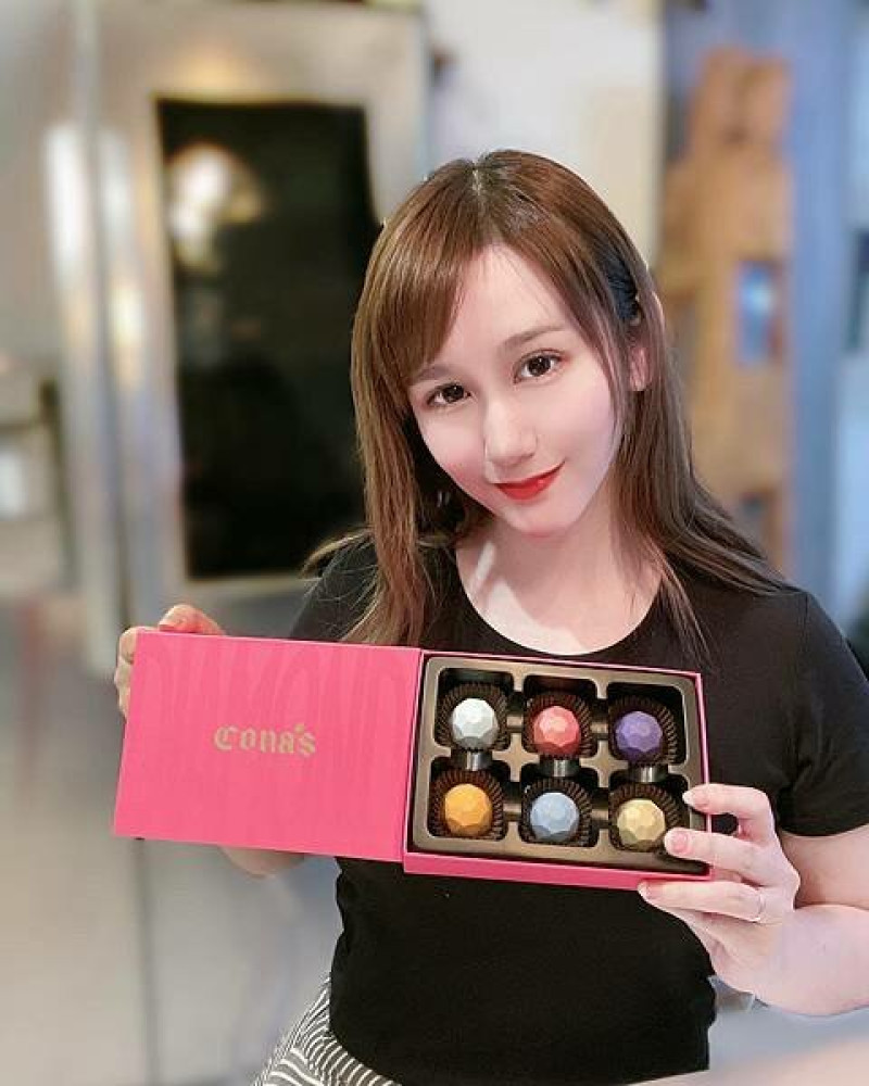 超級美的像鑽石💎一般閃耀的巧克力🍫打開了Cona's妮娜的潘朵拉的盒子，映入眼簾的造型精緻可愛迷人的「心鑽巧克力」