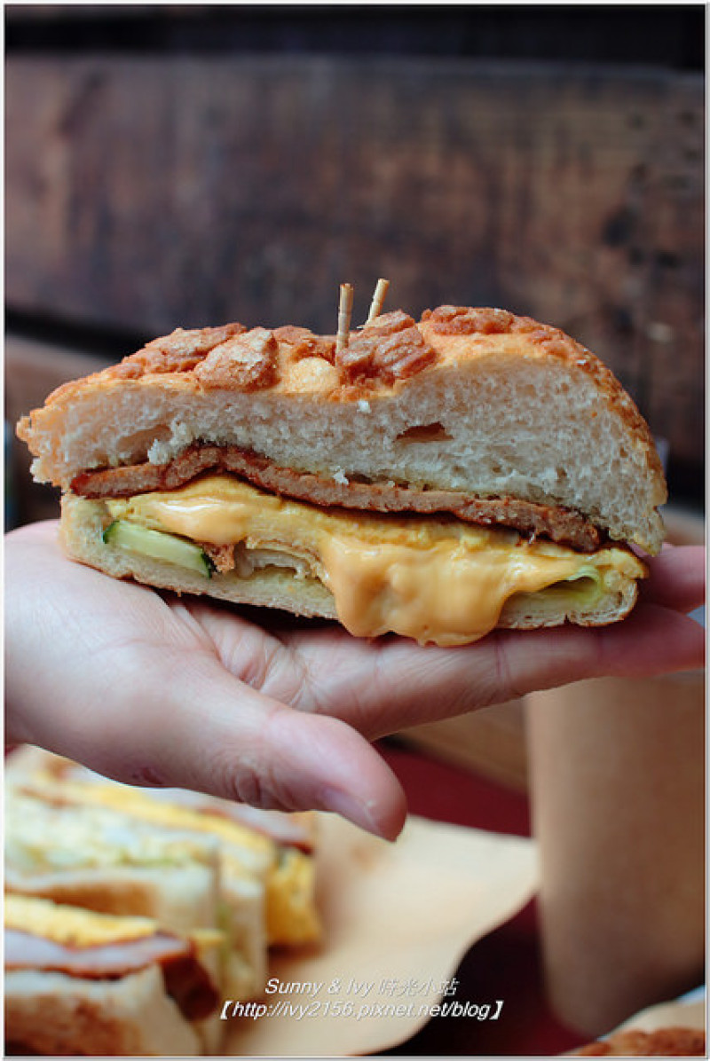 【台北中正食記】高三孝碳烤吐司專賣店（南昌總店）。在教室不上課，大口吃早餐不怕老師罵