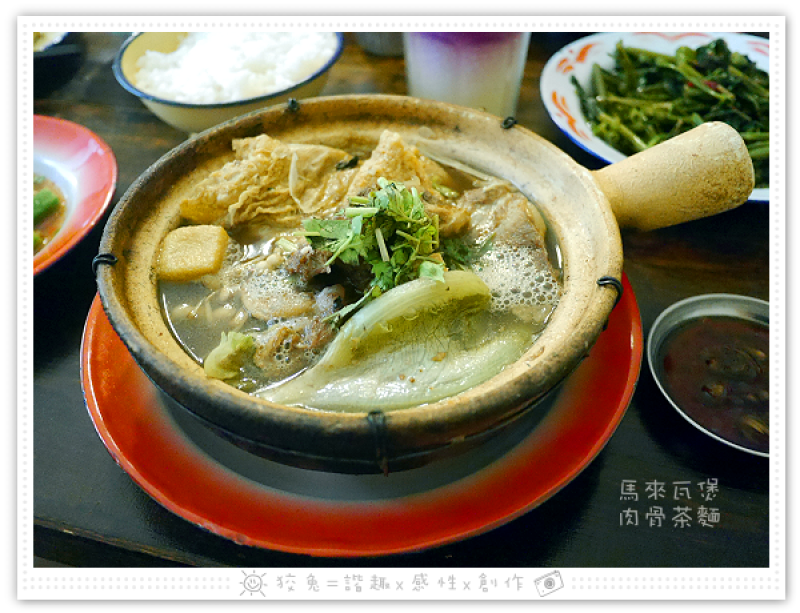 [台南食記] SNACK食內嗑‧泰式小食肆~不只賣泰國料理！馬來瓦煲肉骨茶麵&新加坡咖椰吐司&櫻花水信玄餅&蝶豆花檸檬茶！