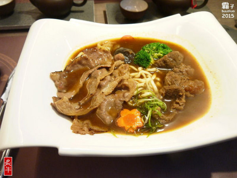 炙牛食創堂，一碗麵裡有炙燒肉片還有軟嫩的牛肉塊，雙重享受的牛肉麵！        
      
