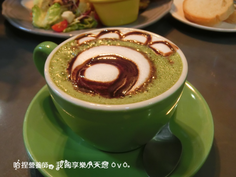 【台北中山】《tame moose》特色小酒館　巷弄美食（大眼怪拉花／漸層蝶豆花飲／煙燻鮭魚歐姆蛋／松露義大利麵）