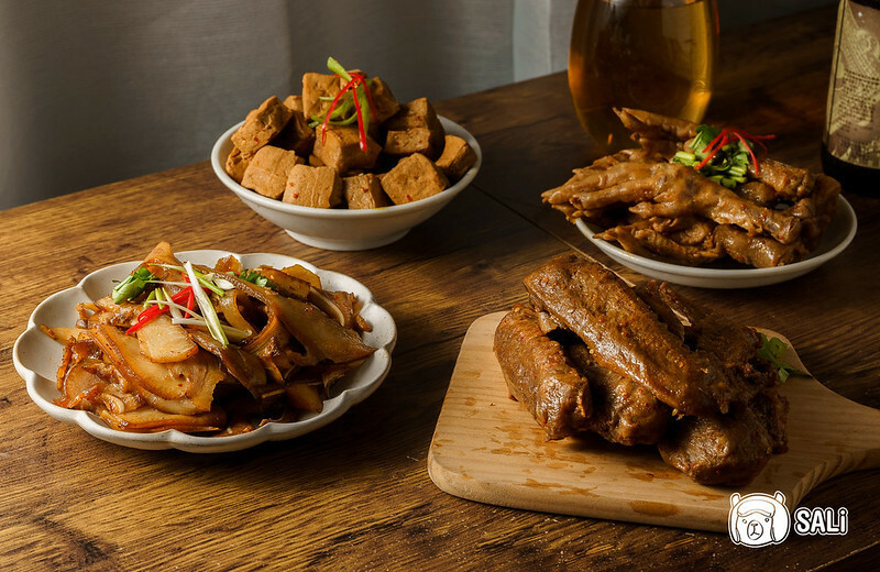 宅配/ 團購 軒記 台灣肉乾王｜開封即食滷味推薦，秘滷豆乾、秘滷鴨翅、窈窕美雞腳、豬耳頭皮絲，款款鹹香微辣涮嘴（優惠碼）