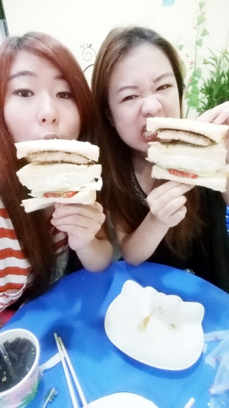 青菜呷呷。食尚小咪 ♥【板橋隱藏版美食早餐 兩個蛋早餐-蛋蛋打嗝三明治+冰紅茶豆漿/板橋好吃早餐推薦】