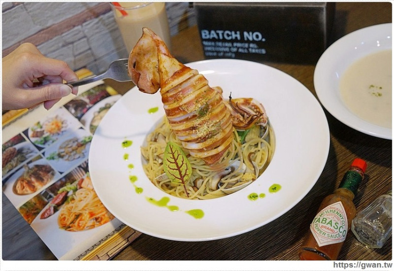 整尾魷魚霸氣蓋麵，還有中獎率很高的再來一碗半價～ 