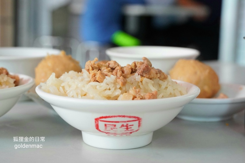 台中美食 │ 民生嘉義米糕 建國店 台中在地必吃傳統美食 香Q米糕搭配免費柴魚湯超對味