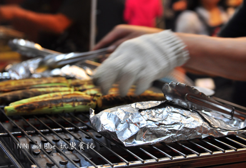 【台中】蠔小屋，北平路夜間燒烤小酌。食材原味。串燒、燒烤、啤酒，400元烤鮮蚵吃到飽(預約才有)