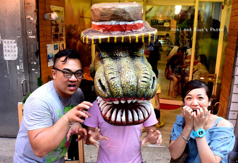 【桃園美食】樂豆屋，桃園老街內小小侏儸紀公園~在恐龍圈中吃豆花