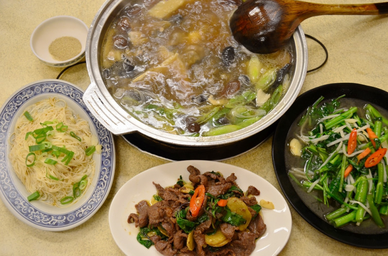 2017台中美食祭_冠鴻羊雞城│台中必吃暖心鍋物，充滿古早味的魷魚螺肉蒜~ - 愛伊特candy的分享樂園