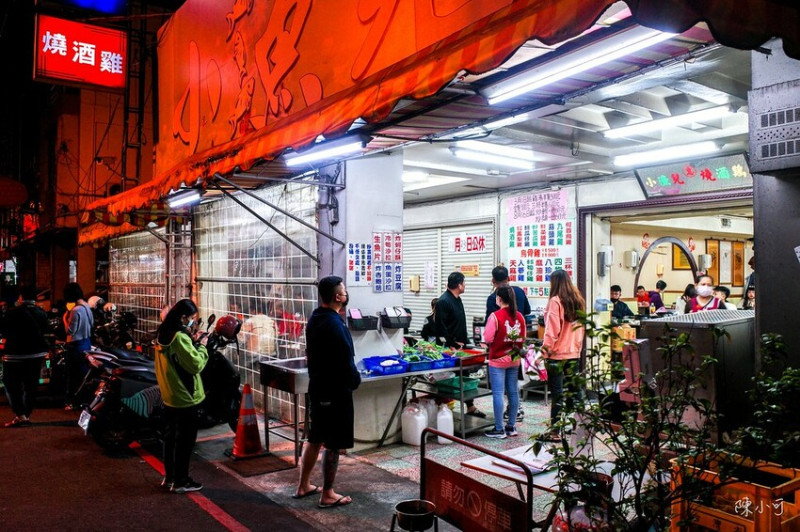 在地人推薦必吃！生意好到有四間店面不誇張，營業到凌晨一點，雞湯選擇就超過十種。