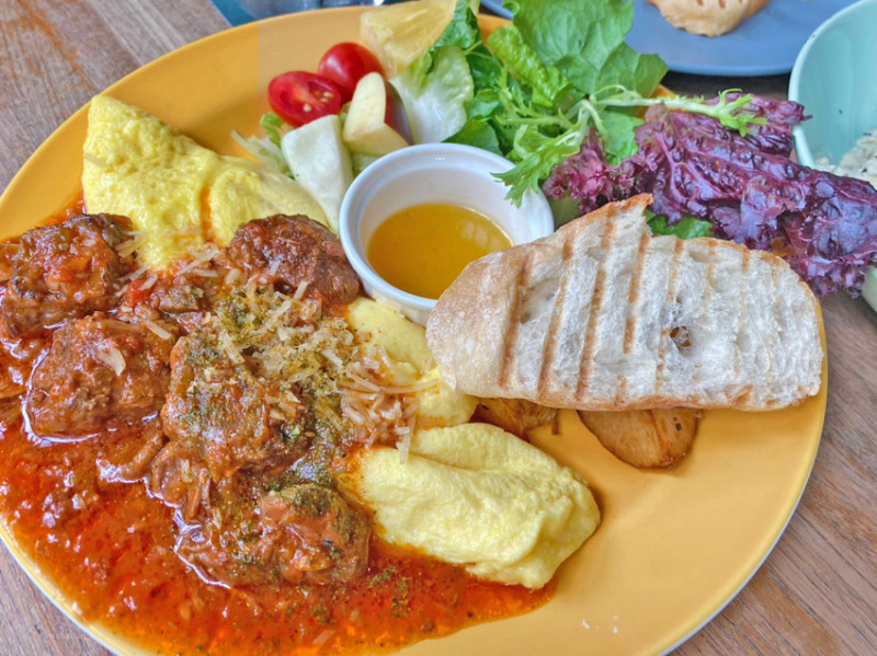 台中餐廳｜Hecho做咖啡2店【勤美誠品】隱身巷弄裡的森林系早午餐&異國料理推薦