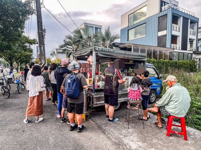 宜蘭縣冬山鄉北城橋香腸｜極低調但人氣超高的香腸攤車！一口咬下肉汁狂噴好吃烤香腸