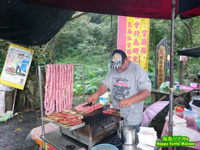 ∥龜龜Bilingual∥宜蘭 礁溪 ~礁溪香腸伯~ 大腸小腸加餅皮 碳烤香氣很迷人