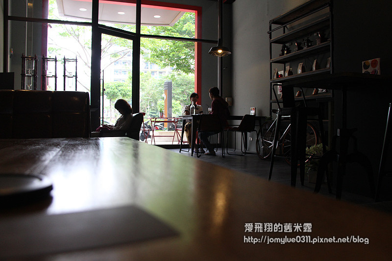獨特工業風格【桑尼】，濃厚香醇的咖啡原味~~住宅區中獨樹一格的咖啡廳
