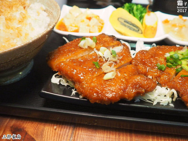 三郎食府，滷豬排醬汁好入味，還有熱炒菜色～        
      