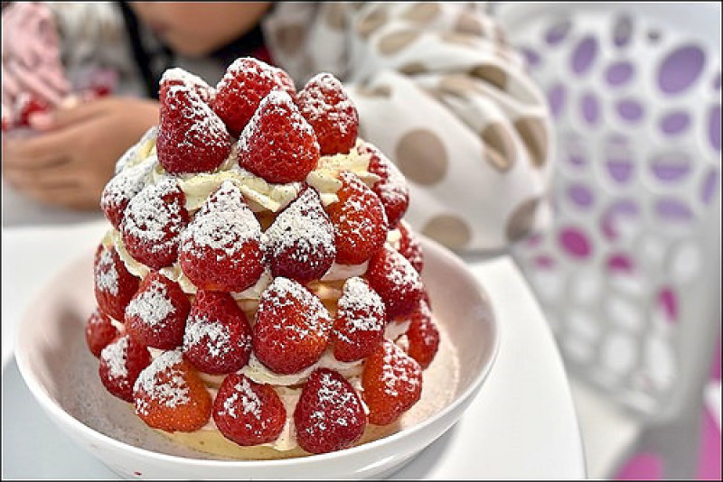 《捷運板南線美食/府中站》板橋南雅夜市微淇甜蜜屋~限量草莓森林鬆餅塔，一次要用掉一盒草莓，根本草莓山吃到爽！