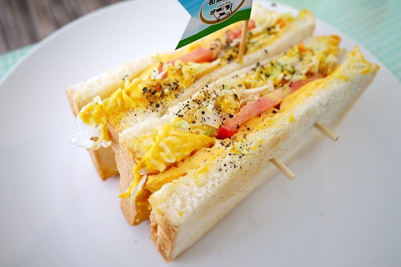 【新北】板橋 初鹿小站二店 鮮奶炭烤吐司‧早餐‧早午餐‧鬆餅‧初鹿‧高大鮮奶茶♥♥♥