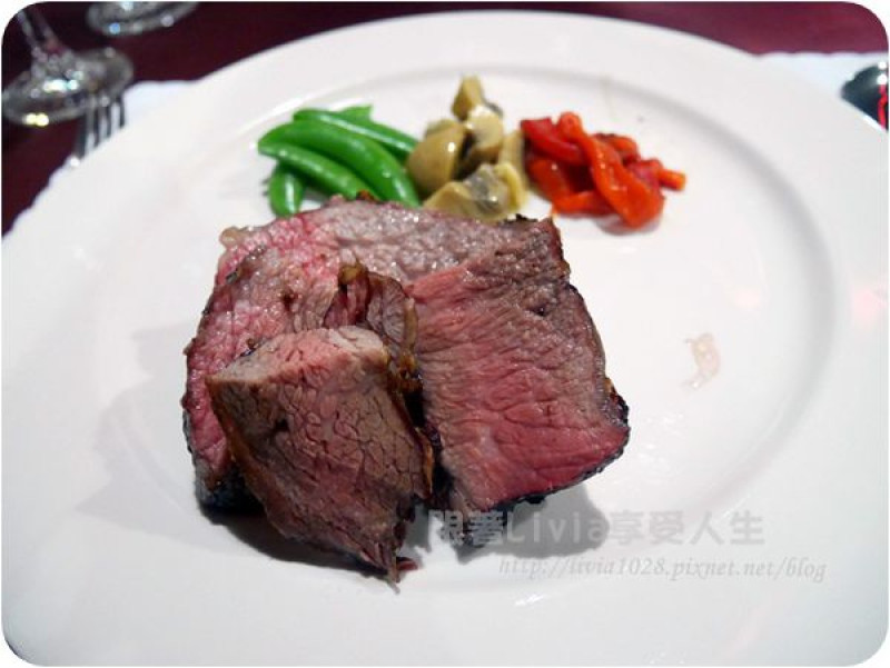 美食。餐廳│ 台北中山區 阿根廷餐廳 彭巴草原炭火牛排館 全熟牛肉卻比五分熟還要好吃耶！ ❤跟著Livia享受人生❤