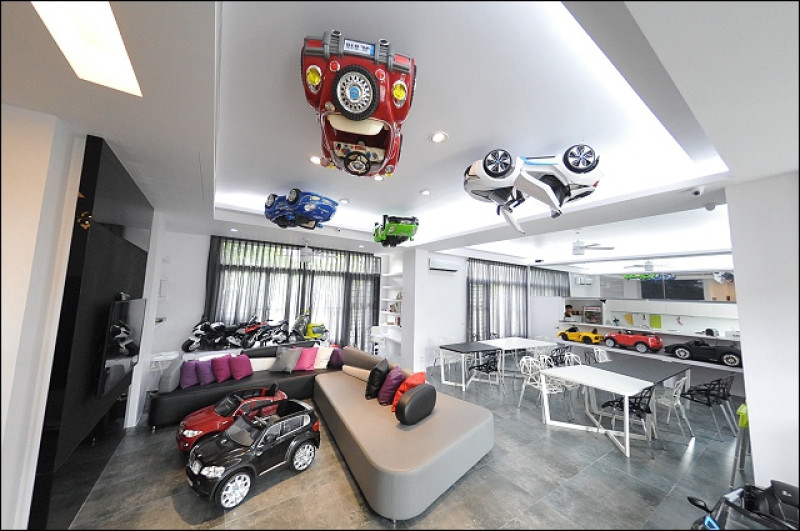 《宜蘭民宿景點》五結301親子會館~結合名牌小跑車的賽車加溜滑梯主題民宿．距離傳藝中心、童玩節會場和羅東夜市車程10分鐘！