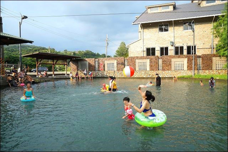 《宜蘭民宿景點》員山池塘邊邊~民宿旁就是會冒泡的天然湧泉，小朋友夏日戲水超方便！