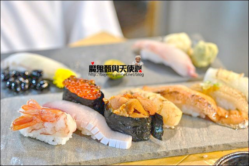 《捷運文湖線/西湖站/內湖美食》西湖小立吞~隱藏在西湖市場內．早上九點就開始營業．用菜藍當桌子的排隊立食壽司！