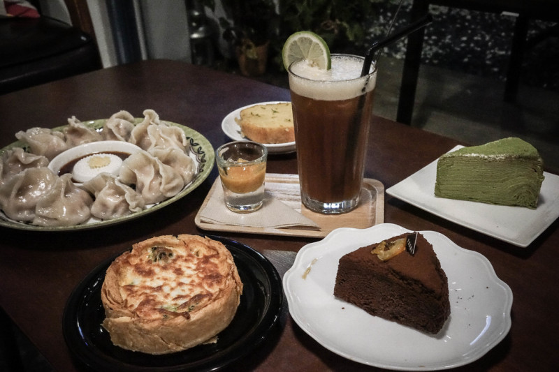 『生活在他方 elsewhere cafe X魔王』台北中正區 是書店也是咖啡廳 有水餃也有手工甜點 限量小山園抹茶千層拿下 捷運中正紀念堂站『內文有店家資訊與菜單』 