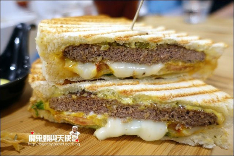 《小姑食記/捷運板南線/新埔站美食》板橋早午餐新開店～親子友善餐廳．艾格早午餐Yeggi Brunch．牛肉雙起司帕里尼