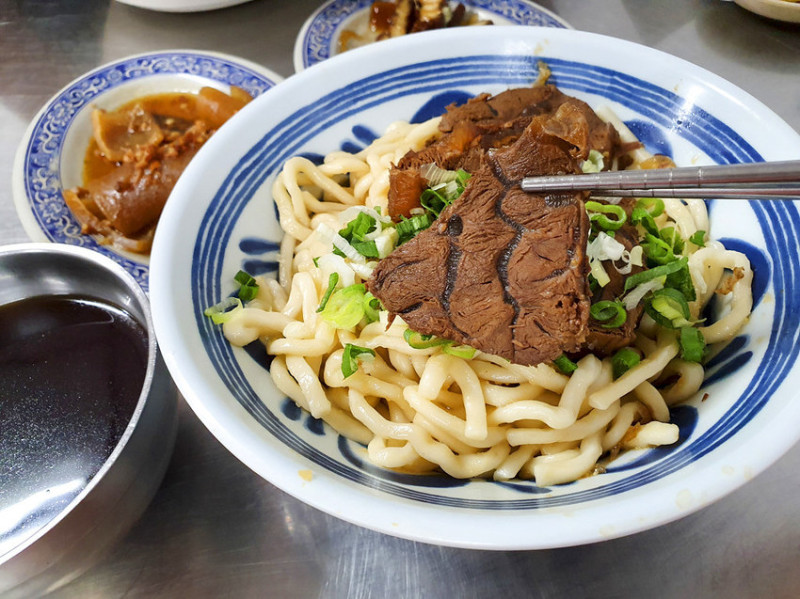 【蓮池潭美食】犇 三牛牛肉麵 超有嚼勁麵疙瘩 左營眷村的老味道