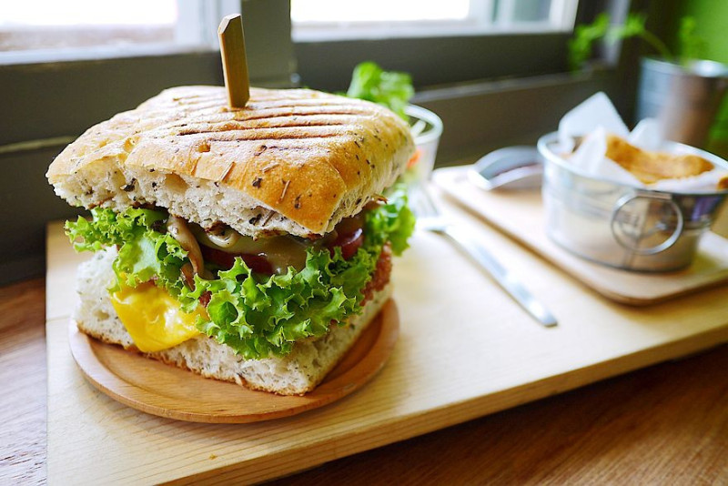 【台北】中山 綠一點Veggiegrill 巷弄內的靜謐角落‧蛋奶素‧輕食‧蔬食漢堡‧早午餐❤️