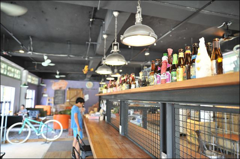 《宜蘭熱門景點》CAFÉ SLOW TRAIN 小火車咖啡館~宜蘭車站幾米廣場旁．隱藏版新開店