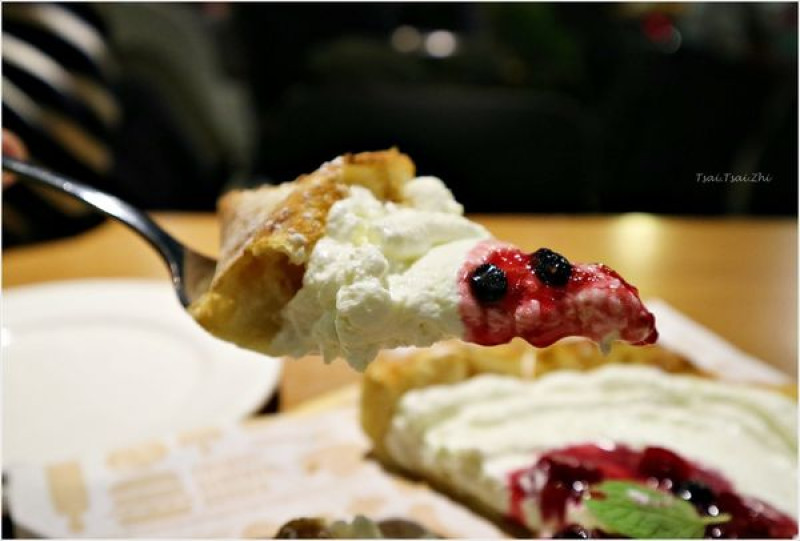 [台北中正]Tinos Pizza Café 堤諾義式比薩(台北濟南店)|New!異國風味全新創意比薩|海陸雙辣拿坡里比薩、綜合莓果甜星(捷運忠孝新生站)