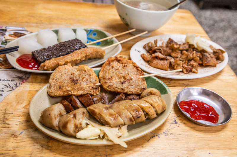 高雄市鳳山區三輪的店｜烤黑輪登上米其林！傳承三代超過五十年炭烤黑輪老店