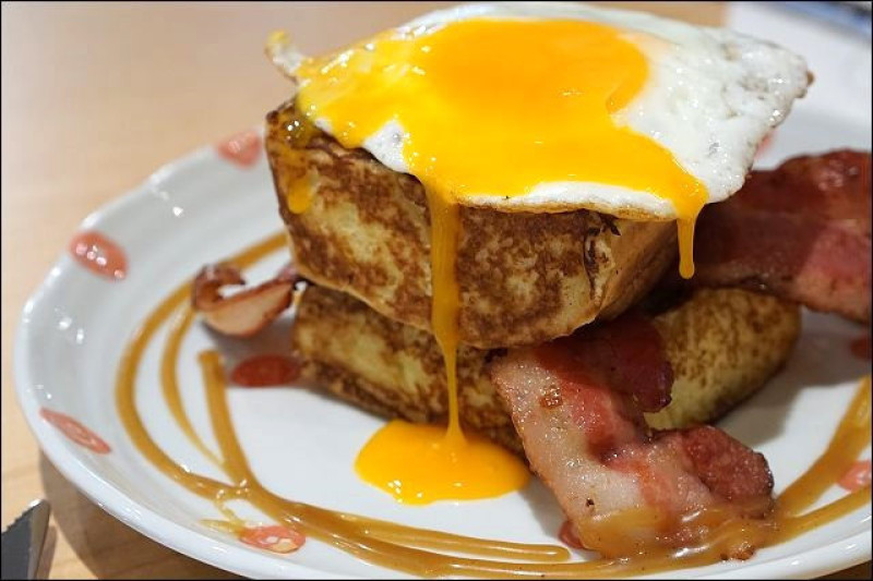 《捷運淡水松山線/雙連站/中山站美食》Miss V Bakery新店試營運~招牌肉桂卷大變身．新增早午餐與各式手作課程